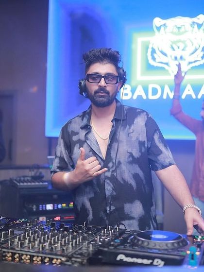 A wave to the crowd at Badmaash Sarjapur.