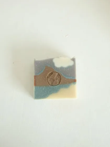 A single 'Mountain Mist' bar with the Earth stamp, a nod to its natural origins.