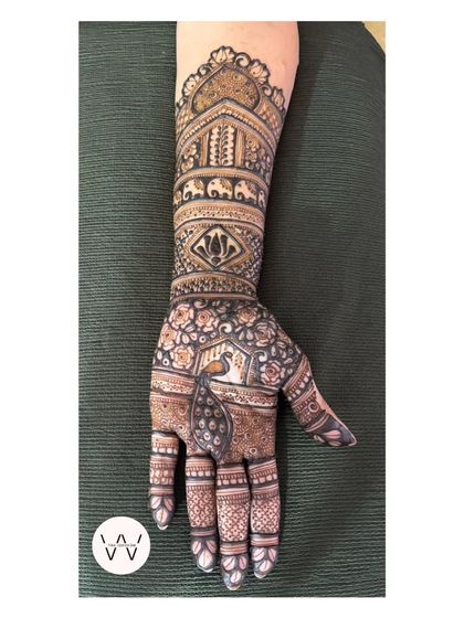 A duplicate image of the lovely design for the bride's mom, showcasing its intricate details.