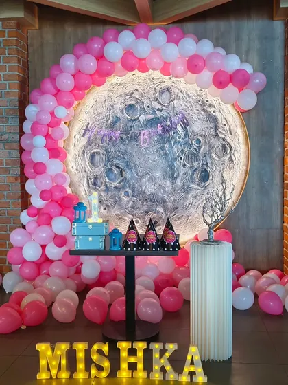 For a truly unique first birthday, I brought the moon and stars down to earth for Mishka. This stunning moon backdrop, paired with a pink balloon arch and custom light-up name, created a magical, out-of-this-world atmosphere.