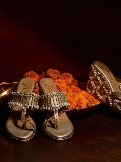 Clean, classic, and confidently you. These embellished flats and juttis bring effortless polish to every step, designed to move with you from a festive brunch to a wedding ceremony.