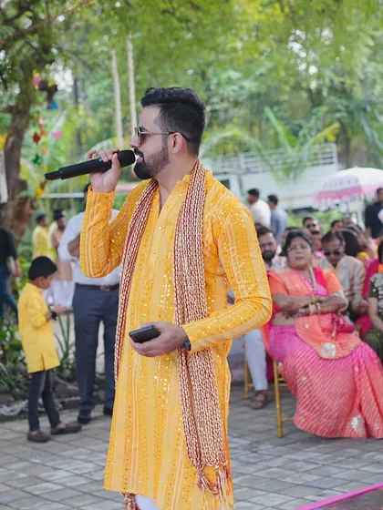 Addressing the guests at the start of the Haldi ceremony, setting the stage for an afternoon of fun, games, and dancing.