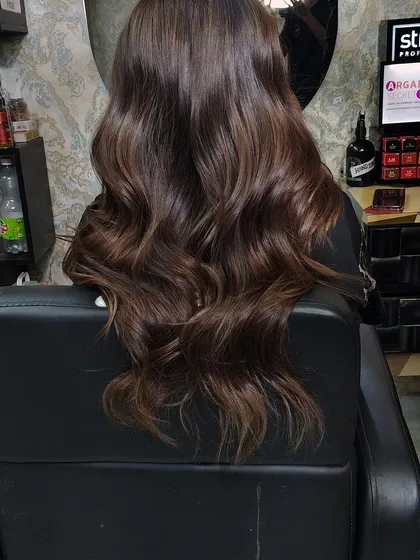 A perfect example of my mocha caramel balayage. I hand-painted these highlights to create a seamless, sun-kissed blend that looks gorgeous on Indian hair. The result is rich, dimensional color with beautiful, soft waves.