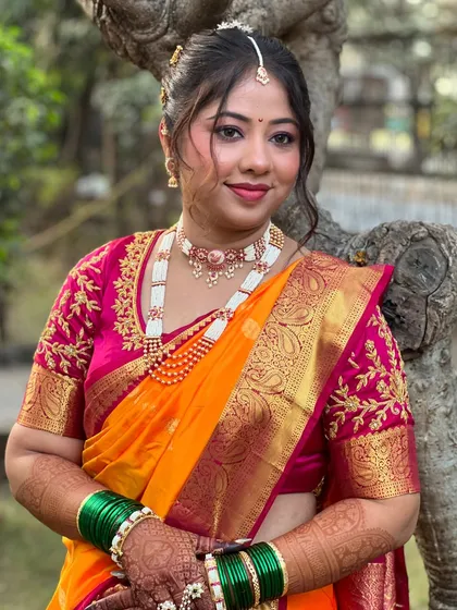 The grace of a Maharashtrian bride in a traditional Nauvari saree is unmatched. For this look, I created a soft glam makeup style with a classic bun, allowing the vibrant saree and traditional jewellery to truly shine.