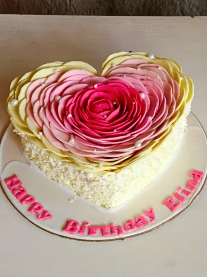 This heart-shaped cake with delicate pink and white buttercream petals is a beautiful way to celebrate Mom. The pearl details add an extra touch of elegance.