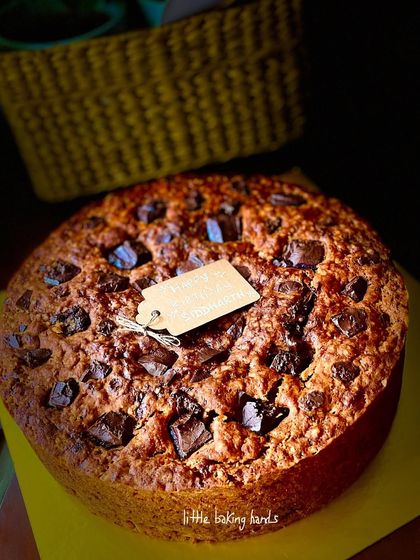 My banana whole wheat cake with chunky chocolate chips, ready to go for a school celebration. It’s a simple, honest, and incredibly tasty bake.