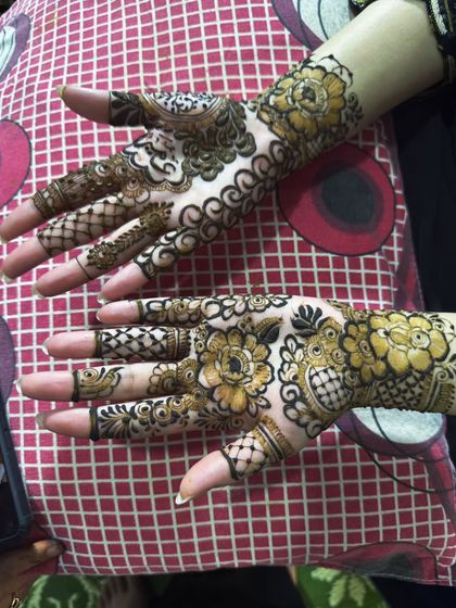 A lovely Pakistani design that is lighter and more spaced out, perfect for a guest or for a smaller function.