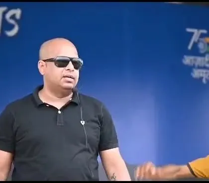 Clear instruction is key. Our coach explains the principles behind a self-defense technique to a large audience.