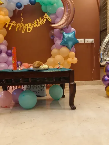 A celestial-themed ring decoration for a 4th birthday at home. The pastel balloons and moon and star foils create a dreamy atmosphere.