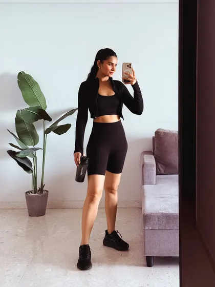 A mirror selfie showing off a black gym fit from Boldfit. This is a relatable way to showcase activewear and gives my audience a clear look at the outfit.