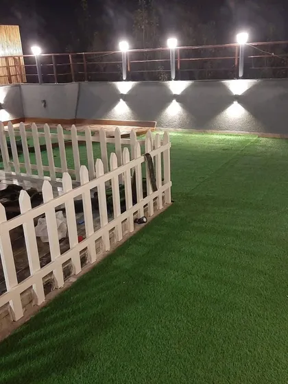 Your space should look great day and night. This picture shows one of my artificial grass installations on a terrace after sunset. The vibrant green color stays true even under artificial lighting, creating a welcoming and lively atmosphere for evening gatherings.