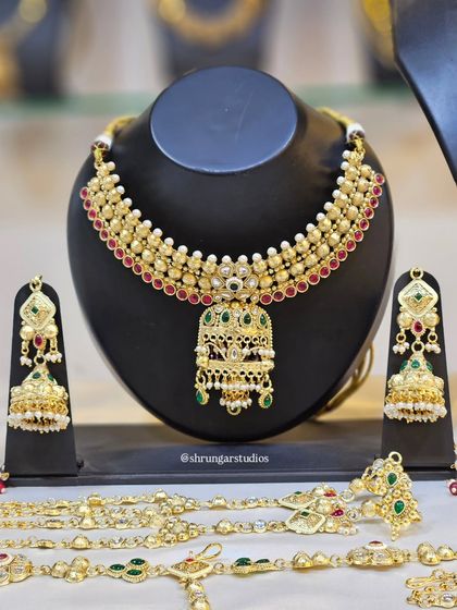 Unique caption for media id 121 describing the specific jewellery and look.