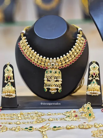 Unique caption for media id 121 describing the specific jewellery and look.