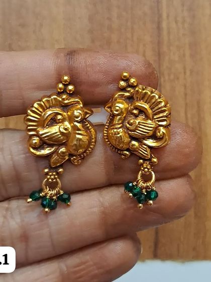 A variation of the peacock earrings, this pair features green bead drops. The antique gold finish gives them a timeless, vintage look.