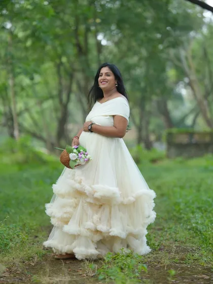 The same popular ruffled style, here in a soft ivory color. It creates a completely different mood, offering a light, airy, and angelic feel for your maternity photos.
