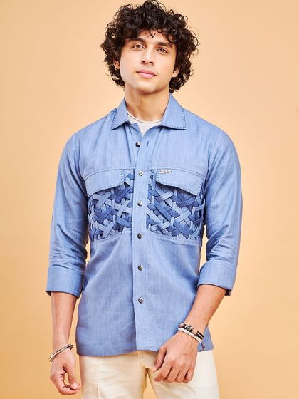 A full look from the Bunaee collection. I love the texture of this waffle pure linen shirt, paired here with chinos for a relaxed and stylish summer outfit.