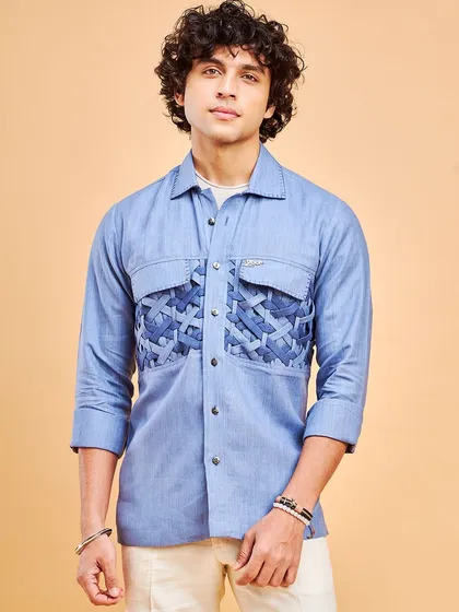A full look from the Bunaee collection. I love the texture of this waffle pure linen shirt, paired here with chinos for a relaxed and stylish summer outfit.