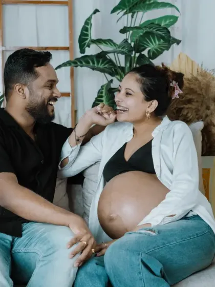I love capturing the real connection between partners during a maternity shoot. Here in my boho-themed studio corner, we had a relaxed session filled with laughter, creating natural and beautiful memories before the baby's arrival.