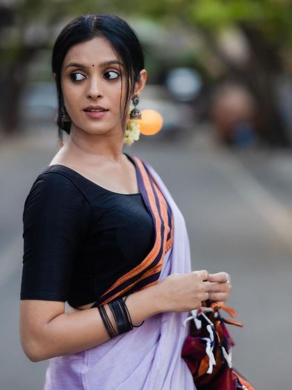 A close-up look that shows the details of the border and the simple, elegant styling with traditional jhumkas.