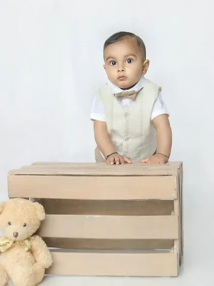 A simple and strong pose with a wooden crate. This minimalist setup keeps the focus entirely on the child.