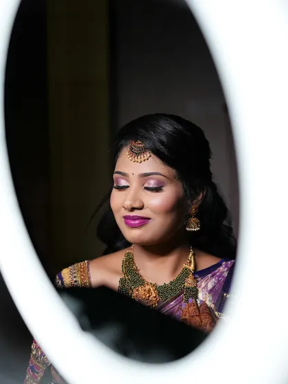 A creative use of a ring light to frame the bride's face.
