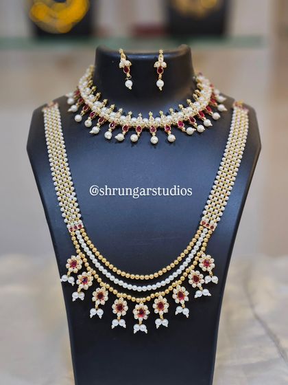 Unique caption for media id 77 describing the specific jewellery and look.