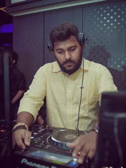 A throwback to a great club gig. Whether it's a wedding afterparty or a Saturday night, I am ready to play everything from commercial hits to underground tech house.