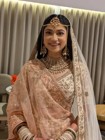 Rashi's happy smile shows how comfortable and beautiful she felt.