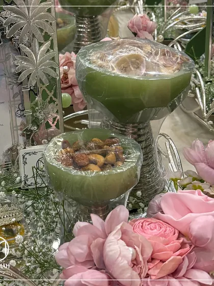 For a different aesthetic, this hamper uses a soft pastel green. It’s a refreshing and elegant color palette for a sophisticated wedding or engagement party.