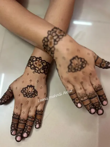 A minimalist and modern design. This pattern features simple floral motifs on the back of the hand and wrist, connected by delicate dots, creating a jewelry-like effect.