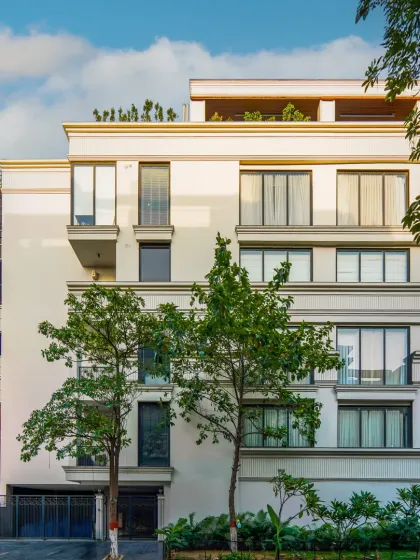 A daytime view of the Rosewood, Gurgaon project, designed on a 390 sq-yd corner plot. The clean, straight lines and classical details create a bold yet elegant statement, enhanced by the surrounding greenery.