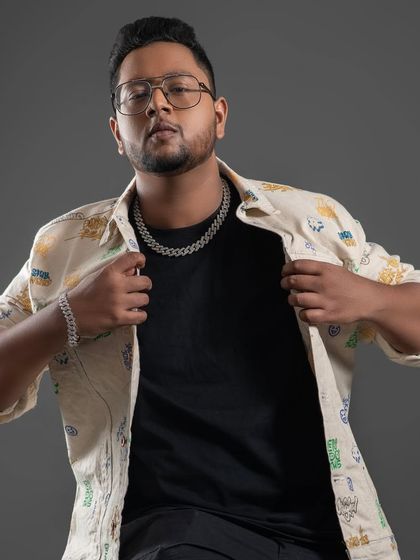 Rocking the printed shirt from the Jack & Jones collection. Always ready to switch up the style.