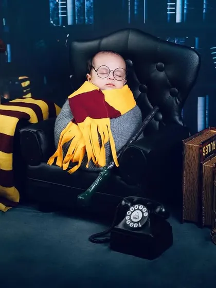 A sleeping newborn transformed into a tiny wizard, nestled detalhes in a mini armchair in our Harry Potter set.