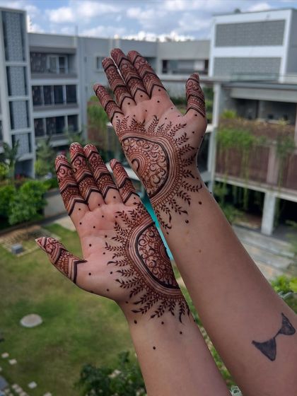 A beautiful and airy design for the Teej festival. The pattern is focused on the center of the palm and radiates outwards, leaving plenty of open skin for a lighter feel.