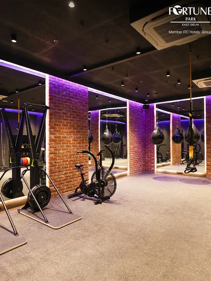Release stress and build strength in my dedicated boxing zone. It's equipped with punching bags and is part of my varied fitness offering, allowing you to add high-intensity interval training to your routine.