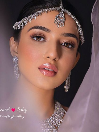 A dreamy, ethereal close-up of our millennial diamond collection. The delicate sheeshpatti and matching necklace are perfect for the bride who loves a minimal yet glamorous aesthetic. Whites are the new reds.