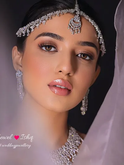 A dreamy, ethereal close-up of our millennial diamond collection. The delicate sheeshpatti and matching necklace are perfect for the bride who loves a minimal yet glamorous aesthetic. Whites are the new reds.