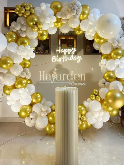 An elegant and classic choice for any birthday. This full-circle balloon frame in chrome gold and white makes a stunning statement. Paired with a 'Happy Birthday' neon sign, it creates a sophisticated photo booth or cake-cutting backdrop for your event.