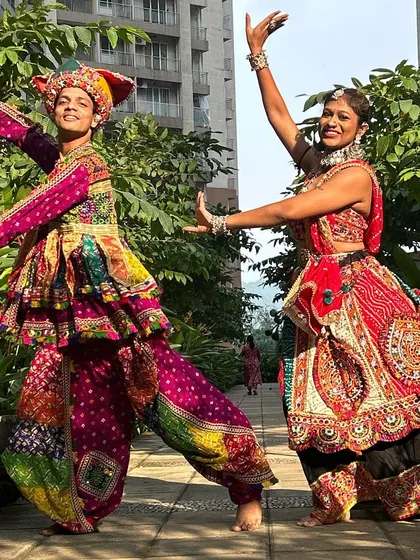 The energy is contagious! This couple is ready to leap into the Garba festivities with their perfectly coordinated, high-energy outfits.