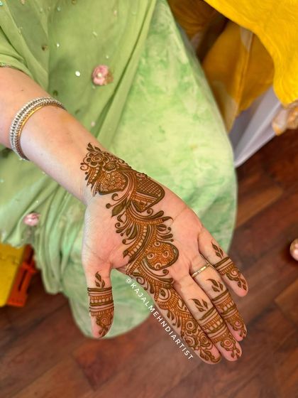 Elegant Party & Guest Henna photo 23