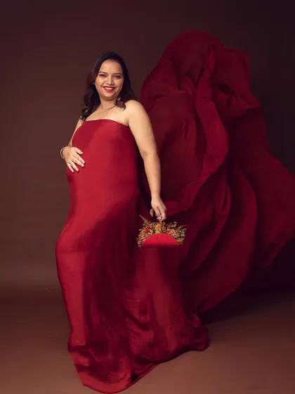 Bold, powerful, and wrapped in the color of love. Using a dramatic red fabric drape against a simple studio backdrop, I create striking maternity portraits that celebrate the fierce and beautiful energy of the mother-to-be.