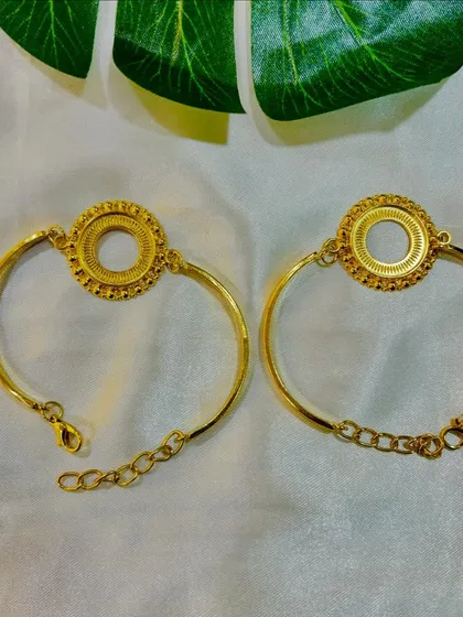 This round bezel bracelet base is another popular item for jewelry makers. Its simple yet elegant design makes it a versatile piece for various resin art applications.