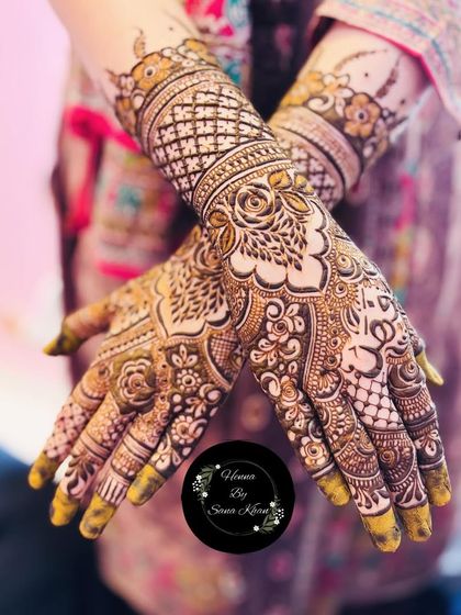 A classic bridal design combining floral elements with traditional jaali (net) work on the arms. The result is elegant and timeless.