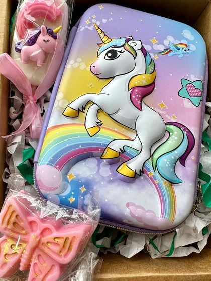 A treat for unicorn lovers! This gift box includes a unicorn hardcase pencil case, a unicorn popsicle soap, and a butterfly soap.