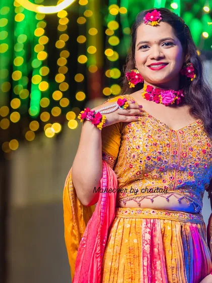 A vibrant and fresh Haldi makeup look. For pre-wedding functions like this, I create a look that is light, long-lasting, and perfect for photography, ensuring you glow throughout the celebrations.