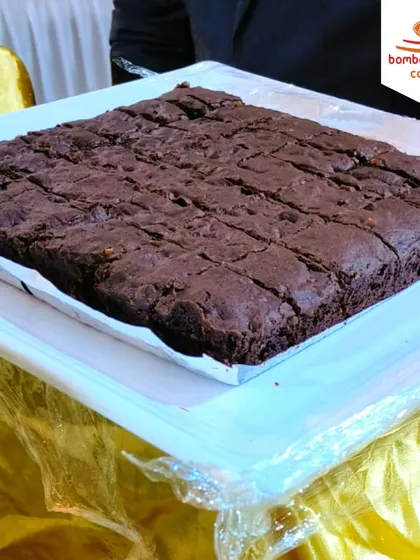 To cater to all tastes, we include contemporary desserts in our wedding menus. These rich, fudgy chocolate brownies were a crowd-pleaser, offering a delicious alternative to traditional Indian sweets.