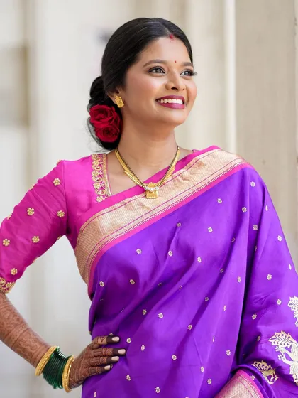 For her intimate court marriage, Pooja chose a simple yet radiant look. A classic red rose in her hair and a bold lip color beautifully complemented her purple Paithani.
