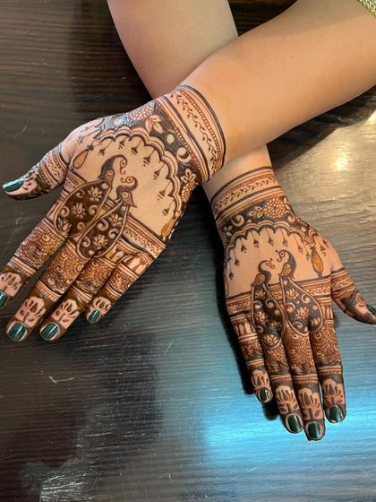 A beautiful design featuring graceful peacocks, perfect for any celebration. The pattern is focused on the palm, making it a great semi-intricate choice.