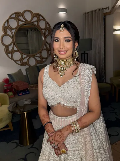 Vasvi's complete look is absolutely breathtaking. The winged liner and soft pink tones create a perfect balance of modern and traditional.
