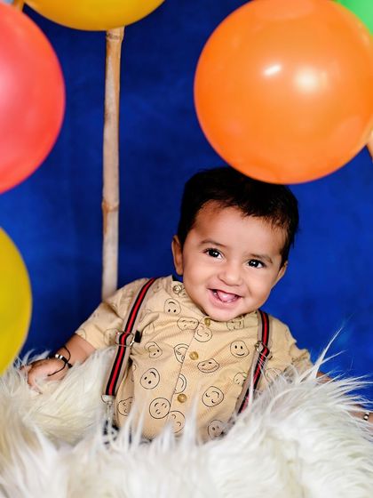 A duplicate of image 96, a fun and colorful cake smash session.